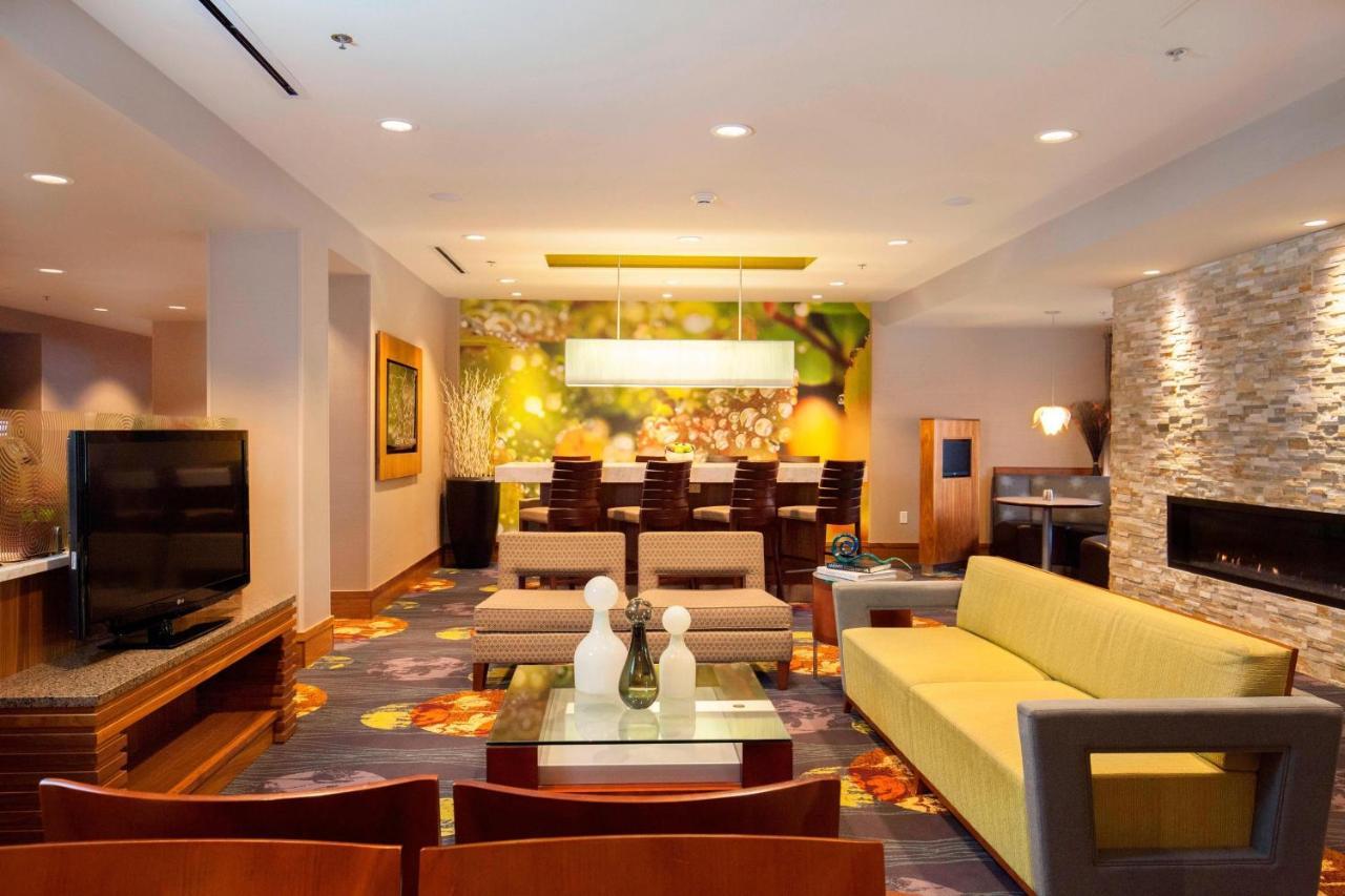 Courtyard By Marriott Airport/university