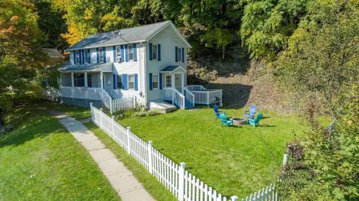 Great Location! Colleges! Hiking! Commons! Casa de férias *