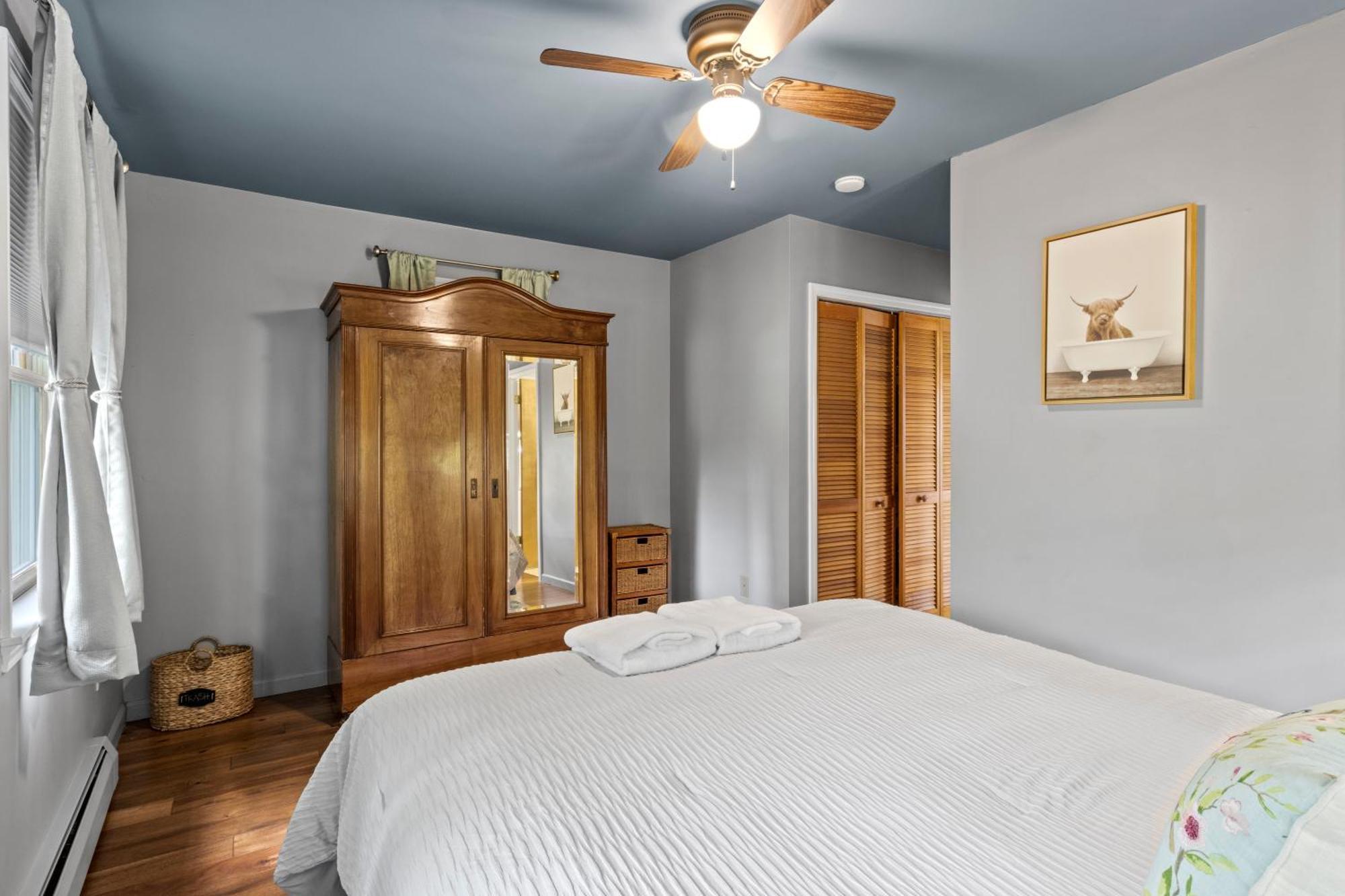 Great Location! Colleges! Hiking! Commons! *