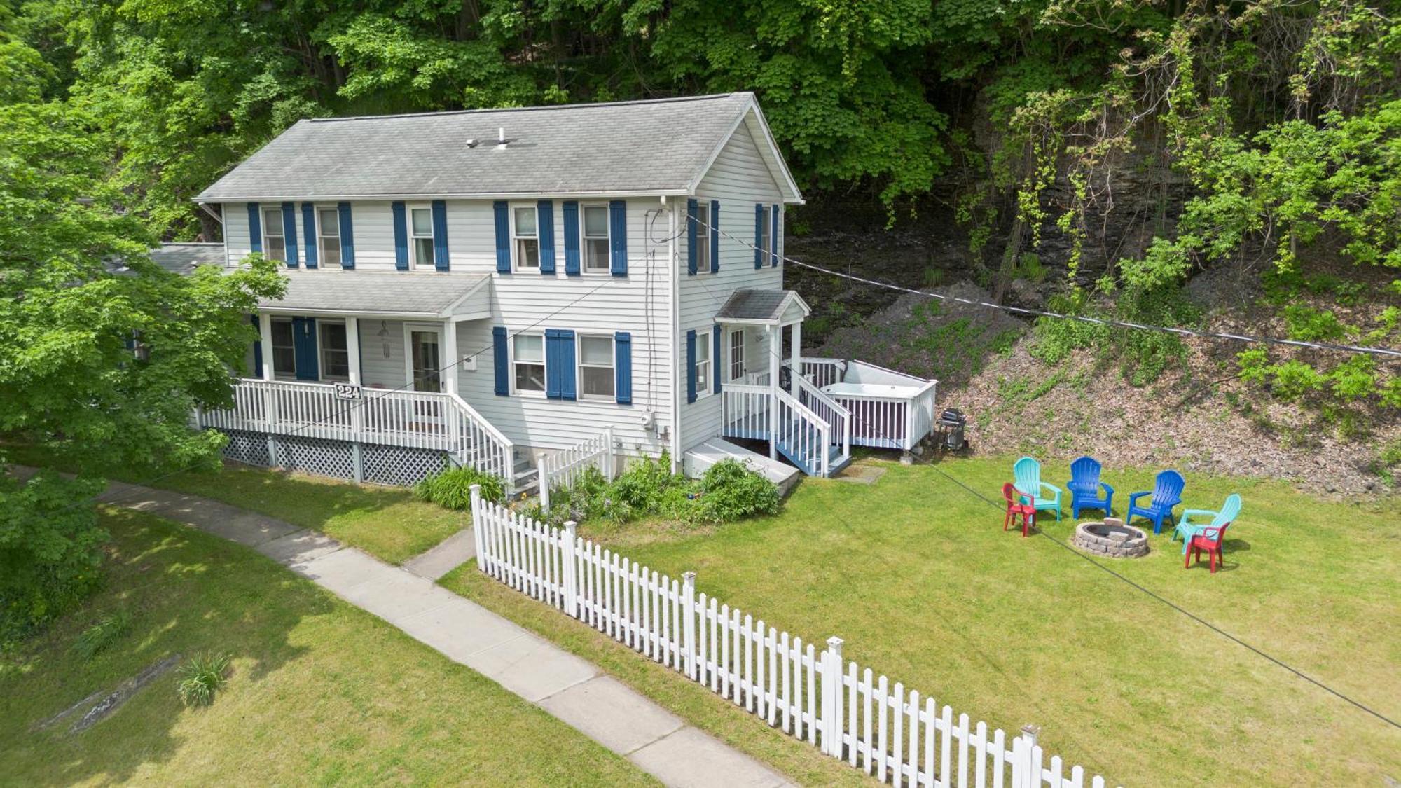 Great Location! Colleges! Hiking! Commons! * Ithaca