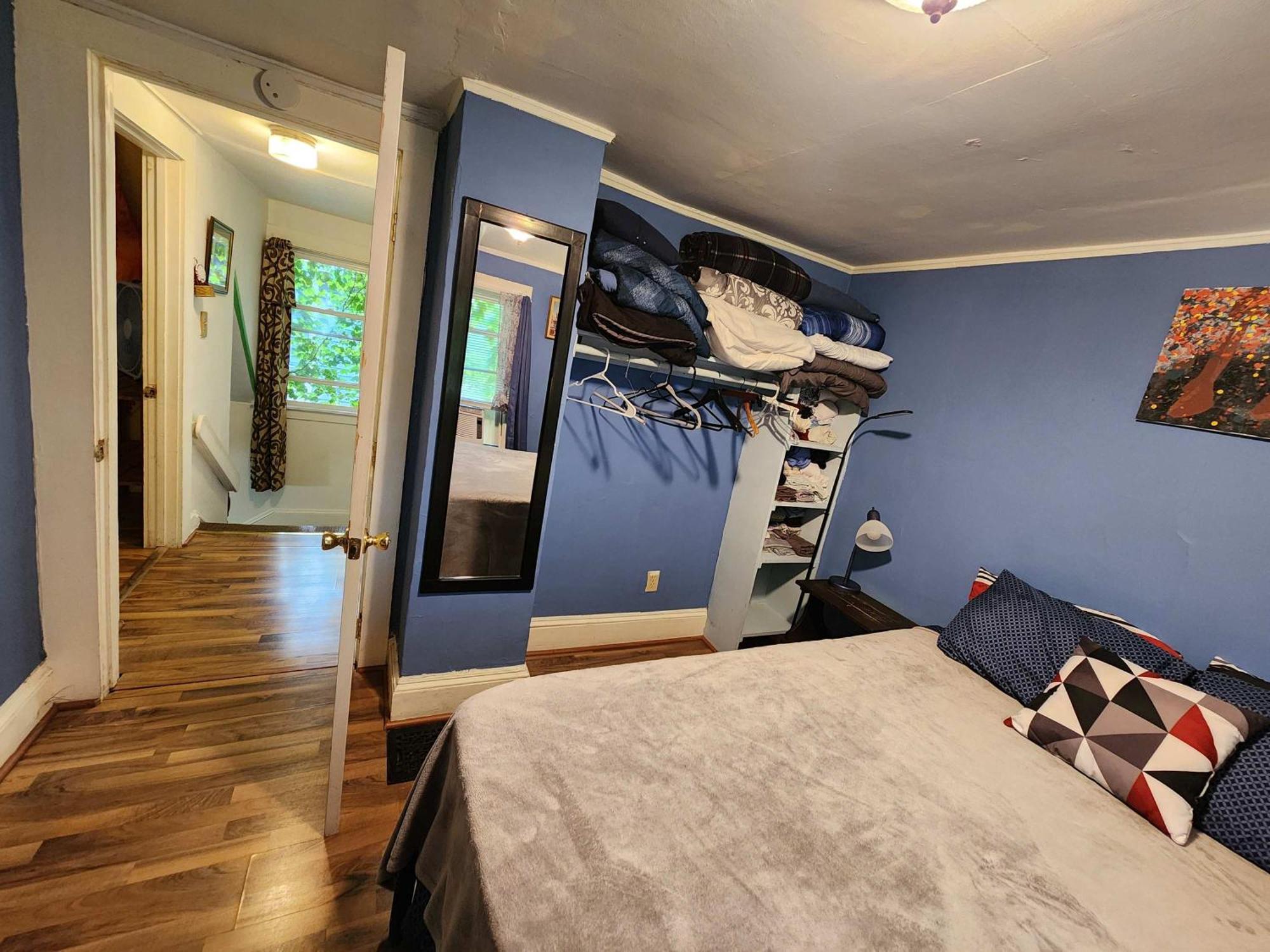 Cozy 3 Bedroom House In Downtown *