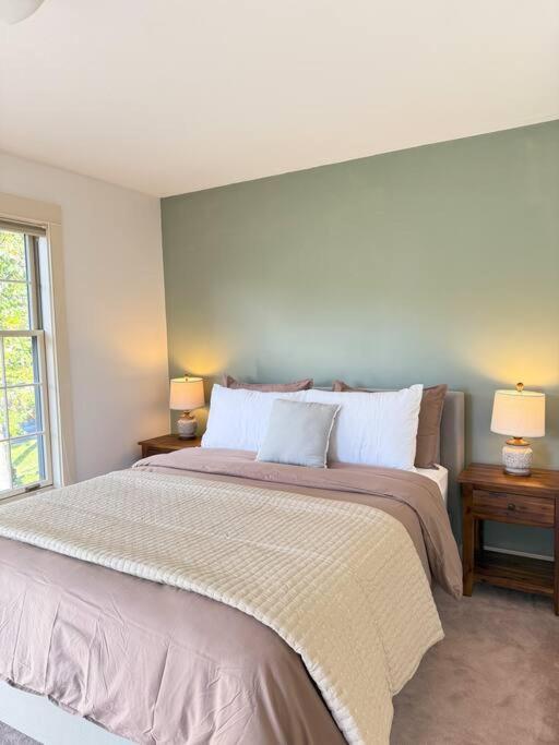 Casa de férias Cozy Retreat - Fenced Yard - 7 Min To Cornell