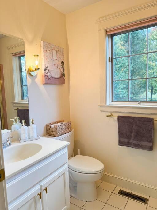 Cozy Retreat - Fenced Yard - 7 Min To Cornell *