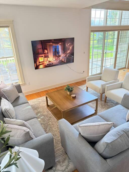Casa de férias Cozy Retreat - Fenced Yard - 7 Min To Cornell *