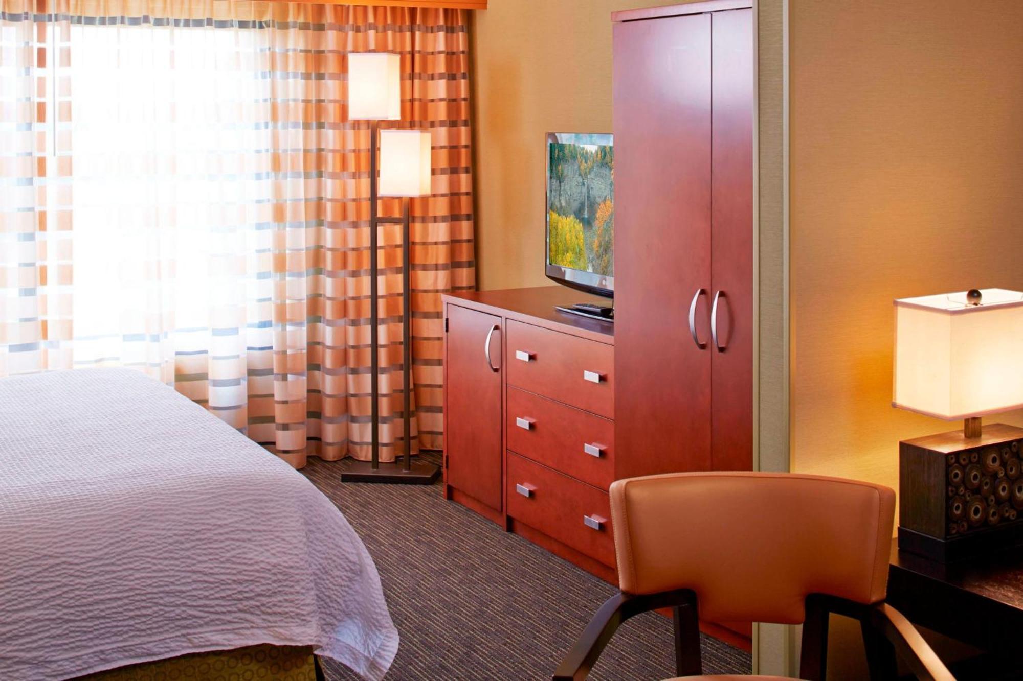 Courtyard By Marriott Airport/university Hotel