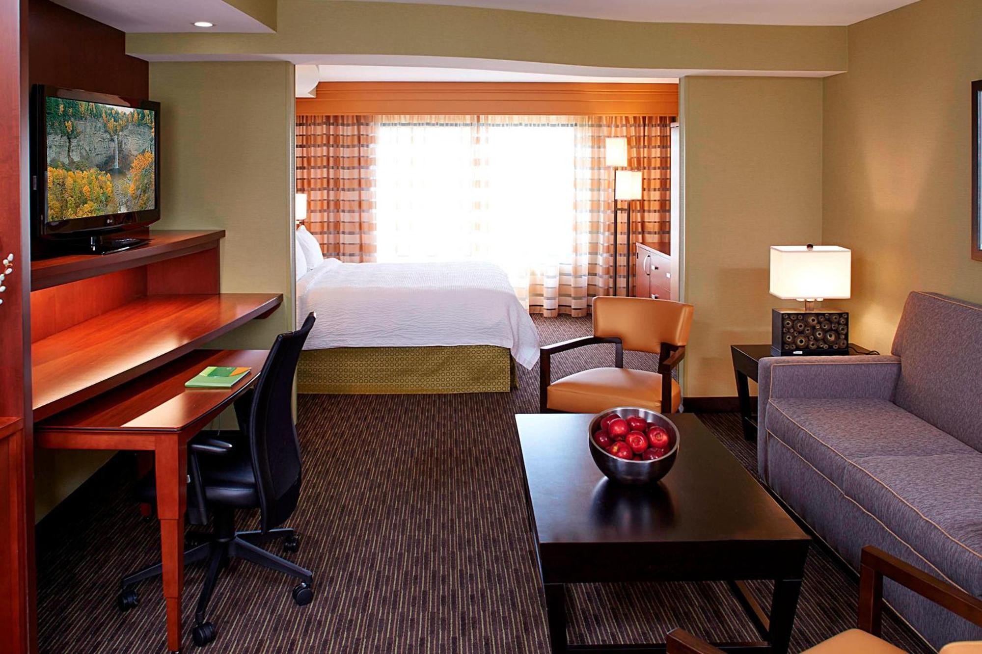 Courtyard By Marriott Airport/university