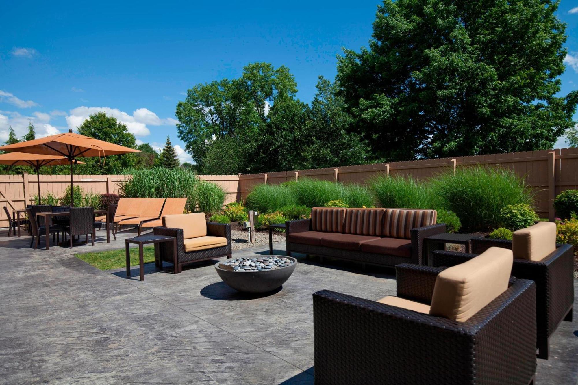 Courtyard By Marriott Airport/university Hotel