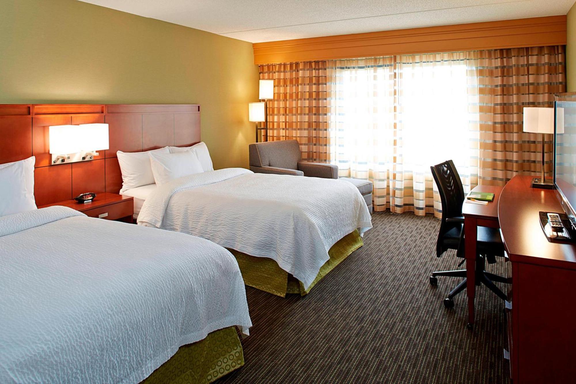 Hotel Courtyard By Marriott Airport/university