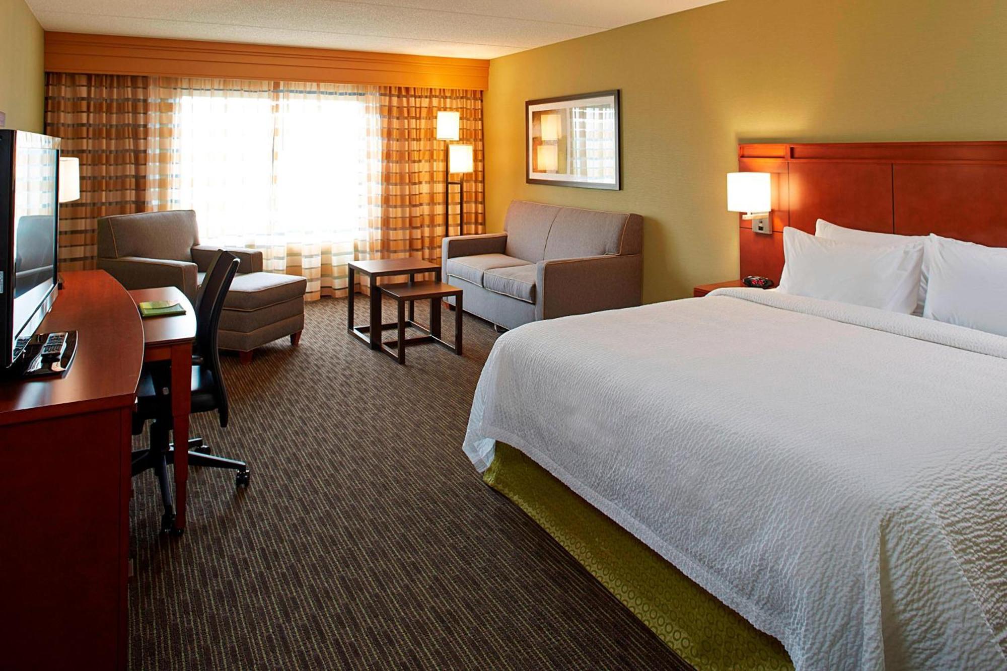 Courtyard By Marriott Airport/university Hotel