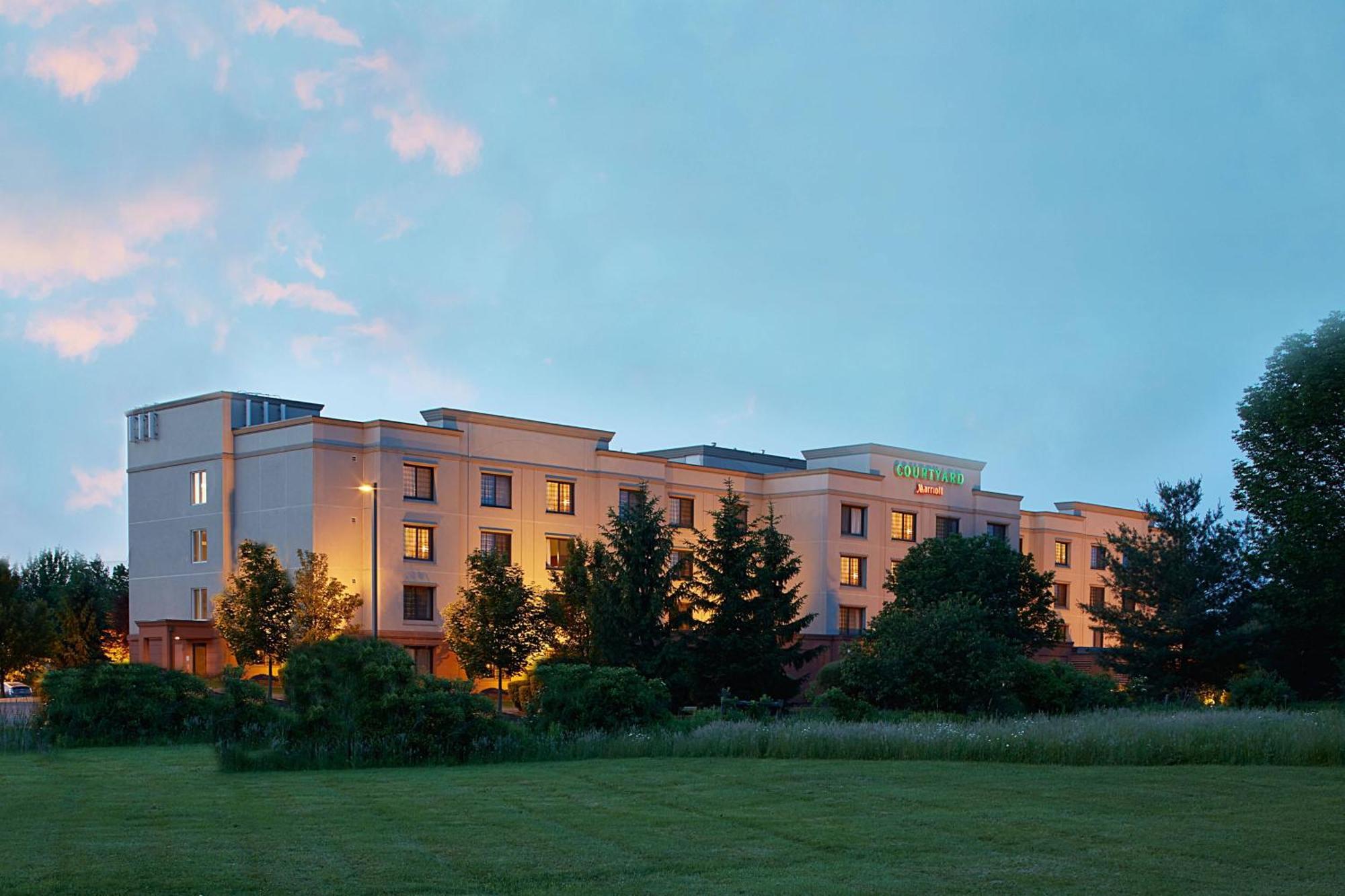 Hotel Courtyard By Marriott Airport/university 3*