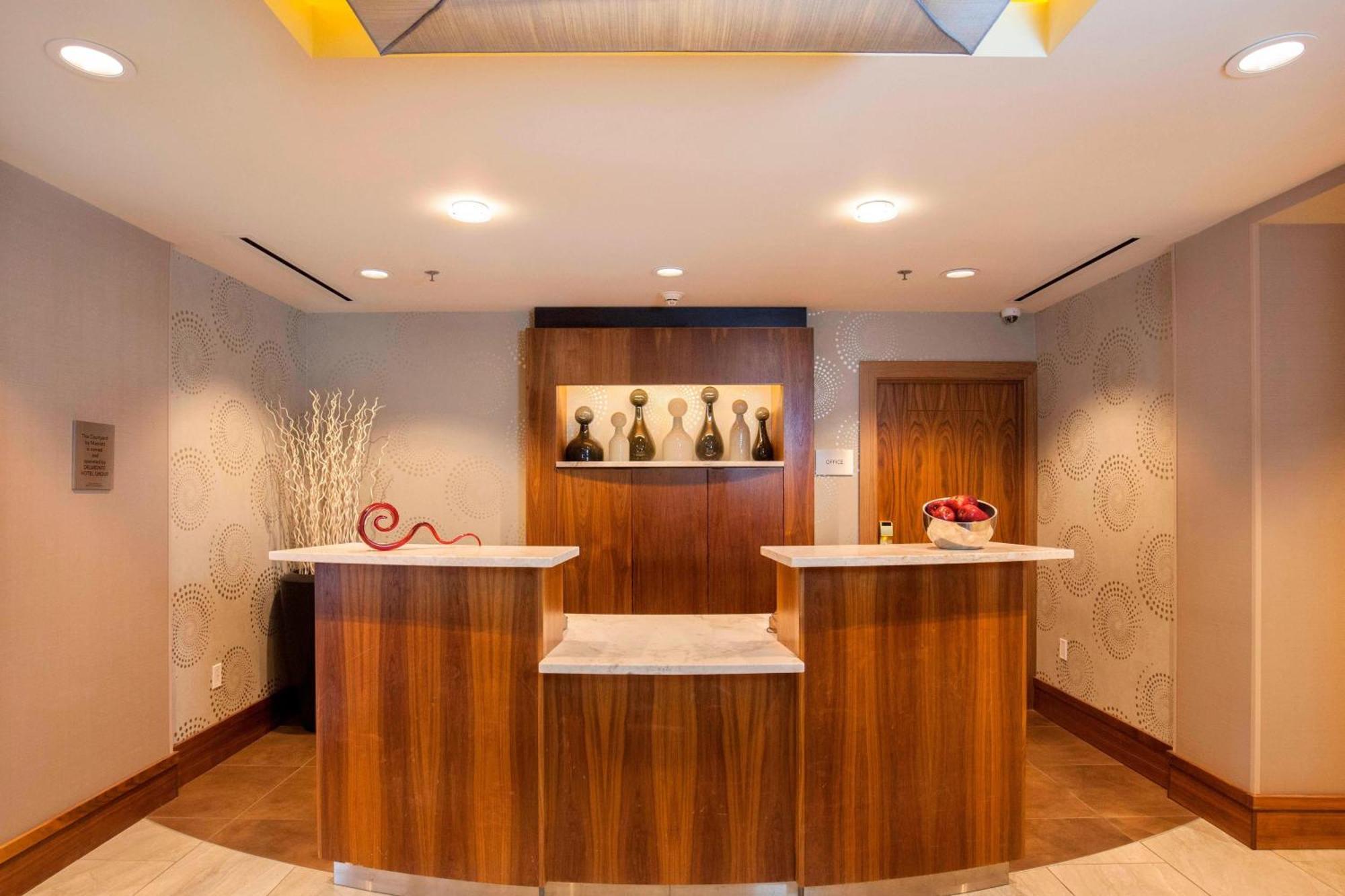 Hotel Courtyard By Marriott Airport/university 3*