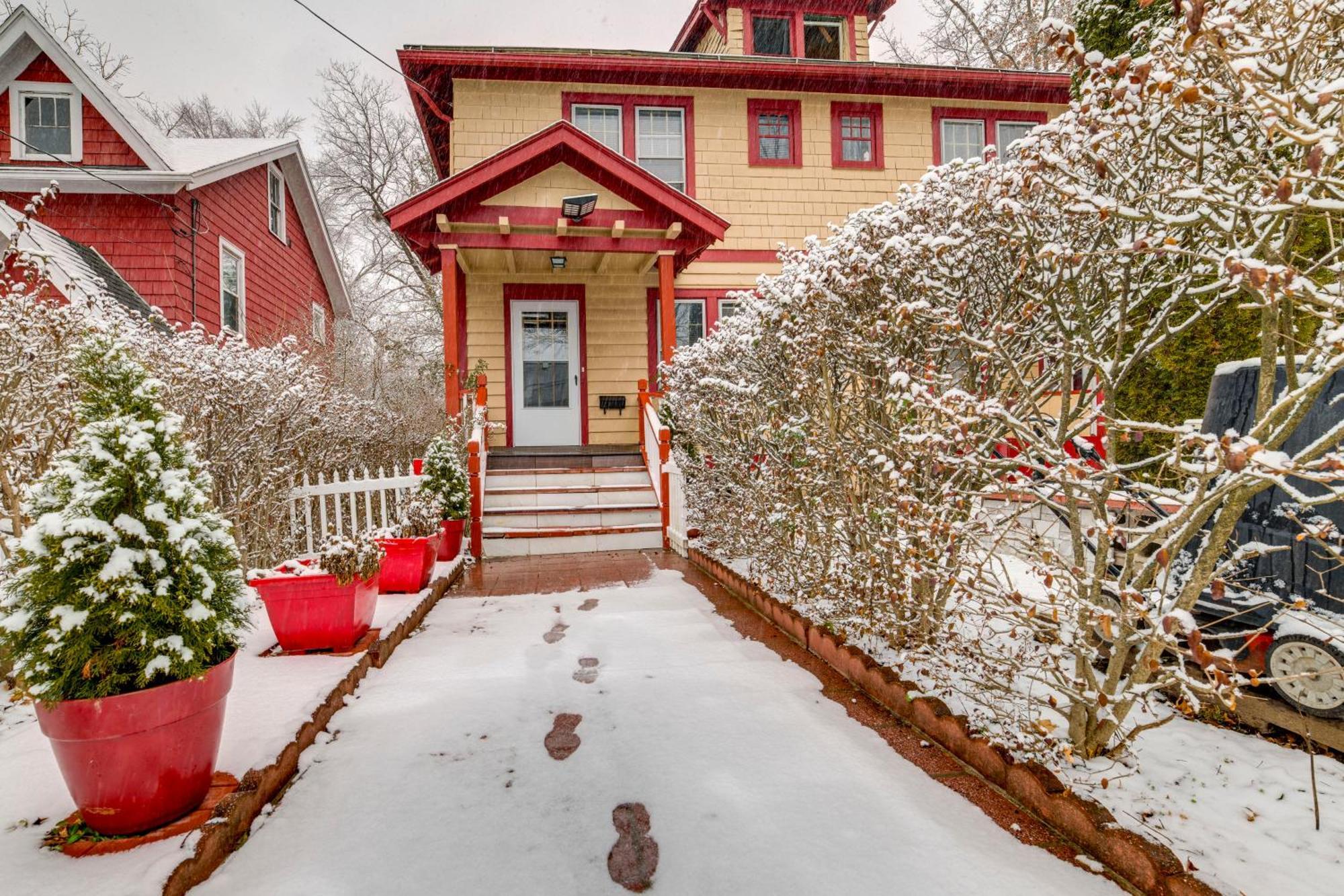 Walk To Cornell Charming Duplex!