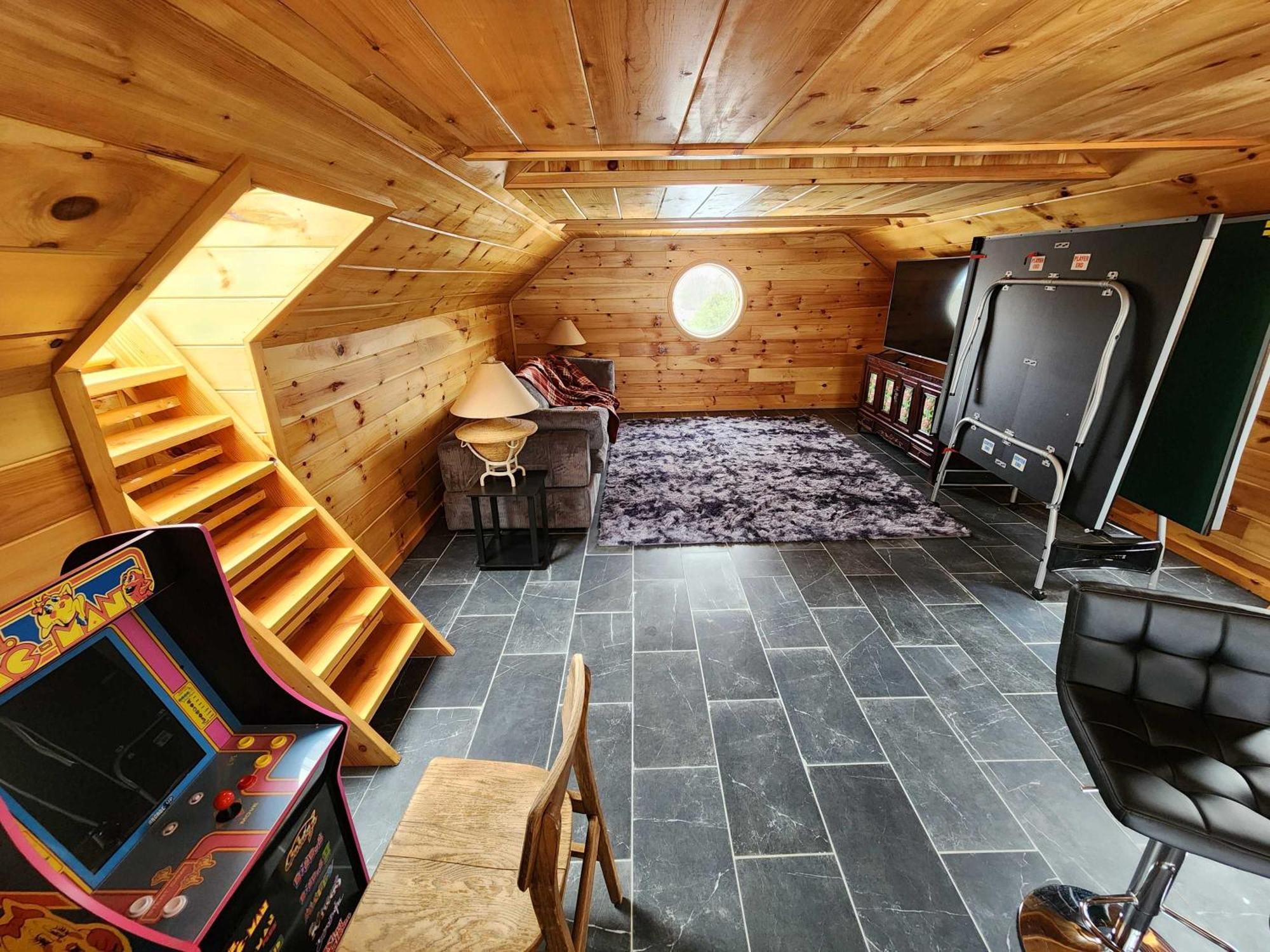 The Sugar Cube, A Stunning, Spacious, And Modern With An Orchard Maze *