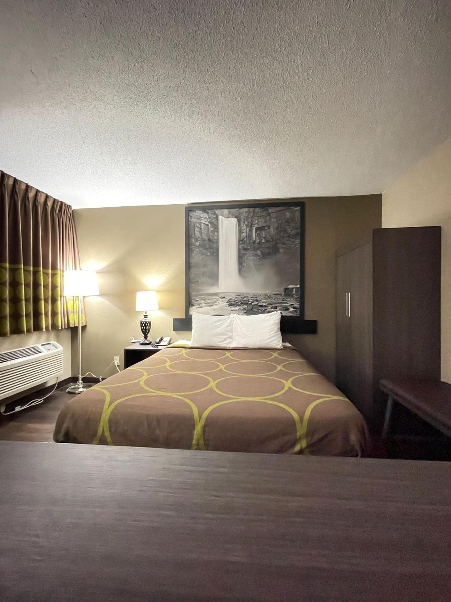 Super 8 By Wyndham Hotel