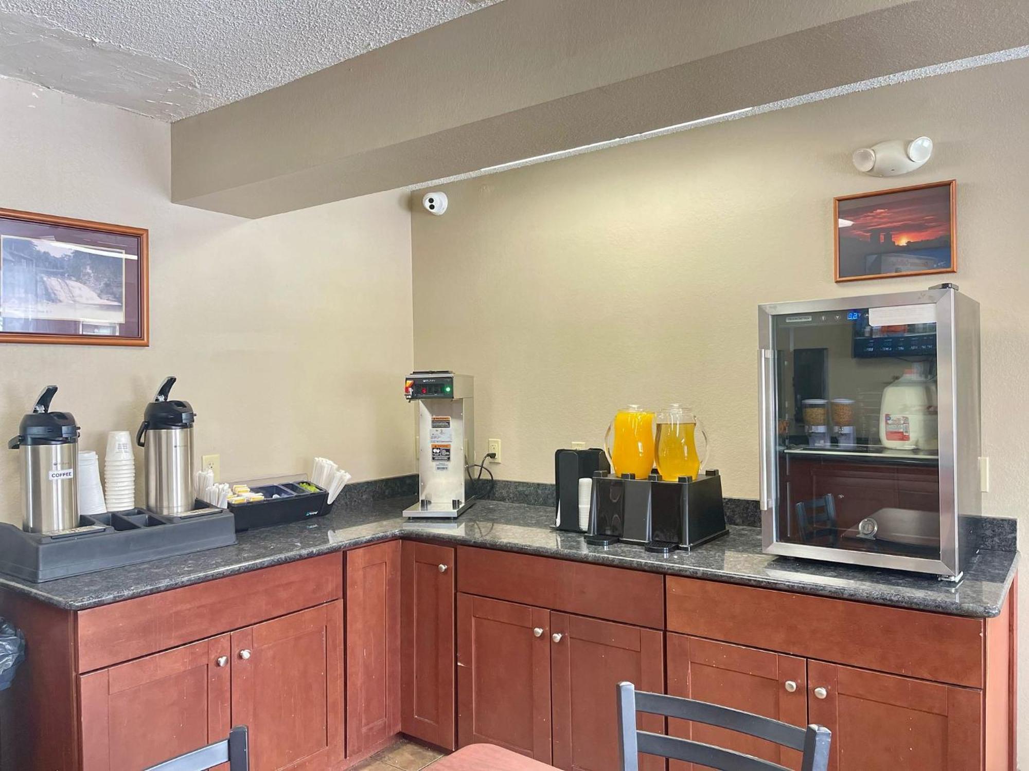 Super 8 By Wyndham Hotel