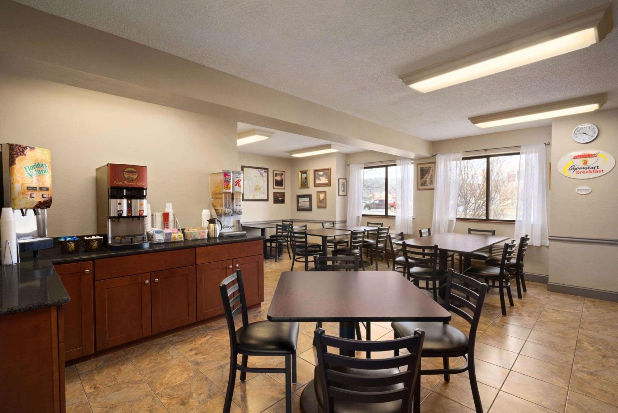 Super 8 By Wyndham Hotel 2*