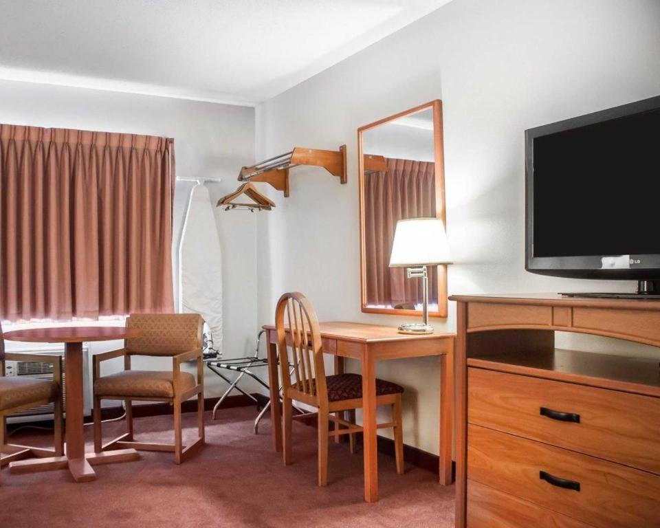 Econo Hotel 2*