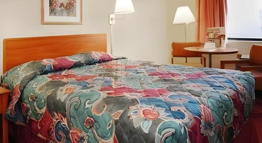 Econo Hotel 2*