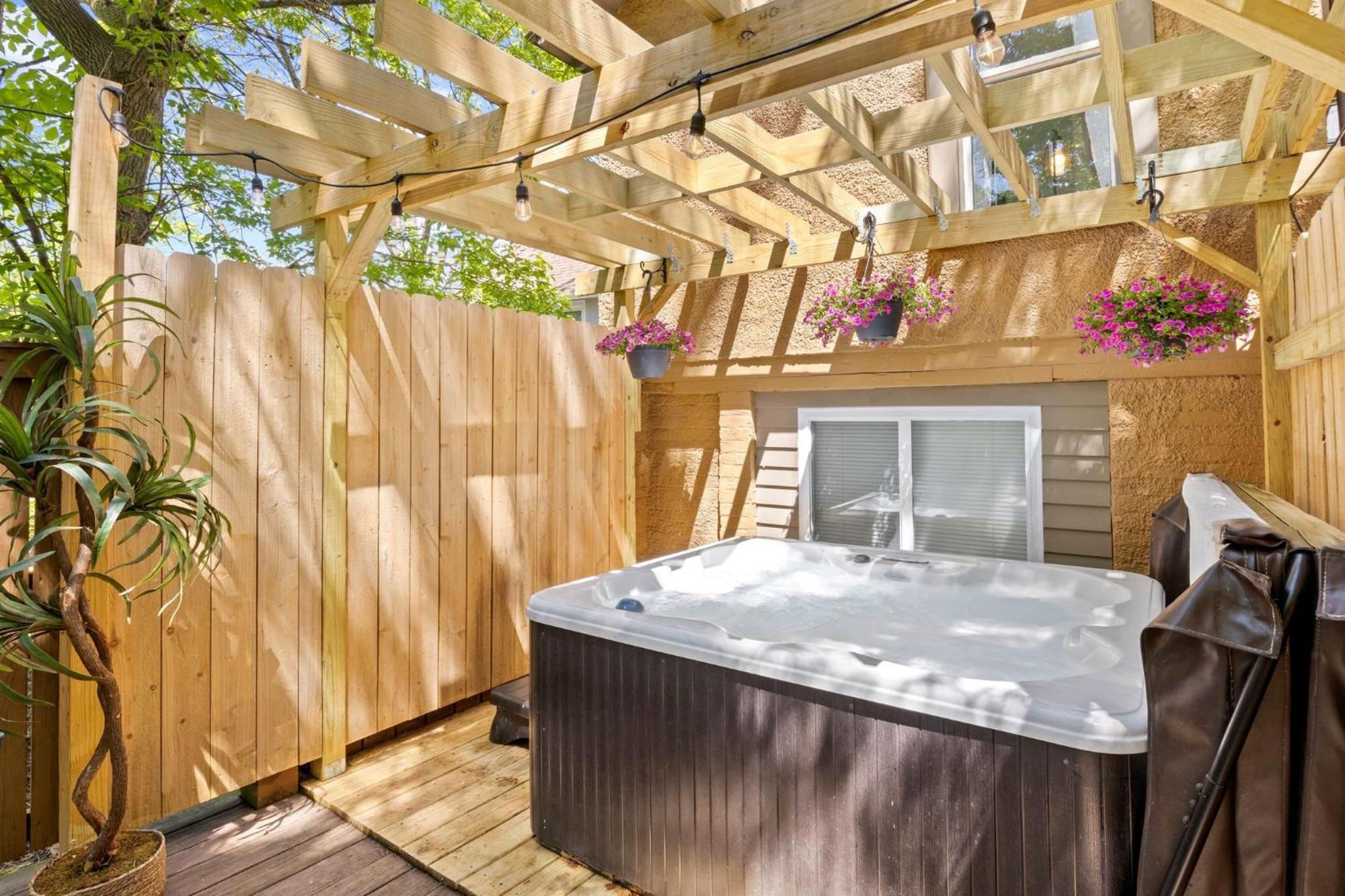 Hot Tub! Close To Cornell, College, Commons! Holiday home