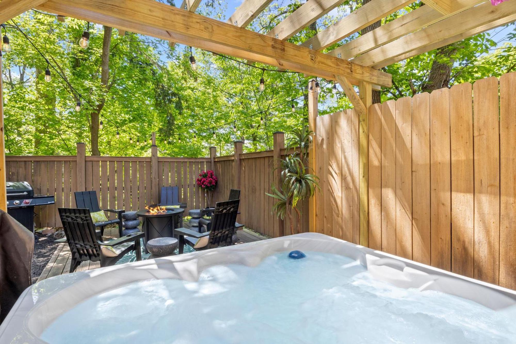 Hot Tub! Close To Cornell, College, Commons! *