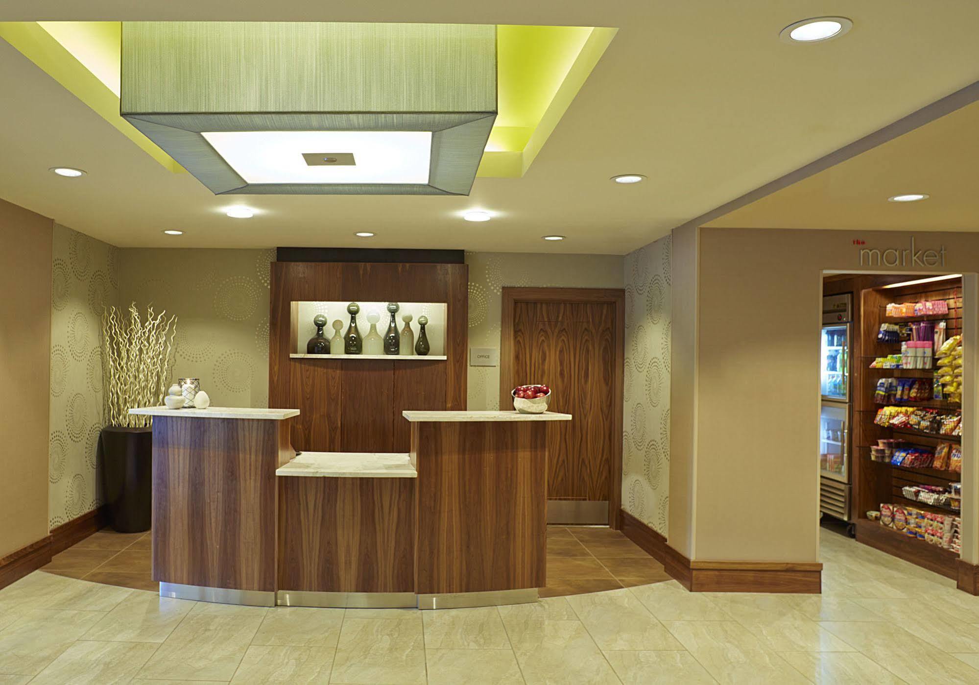 Courtyard By Marriott Airport/university