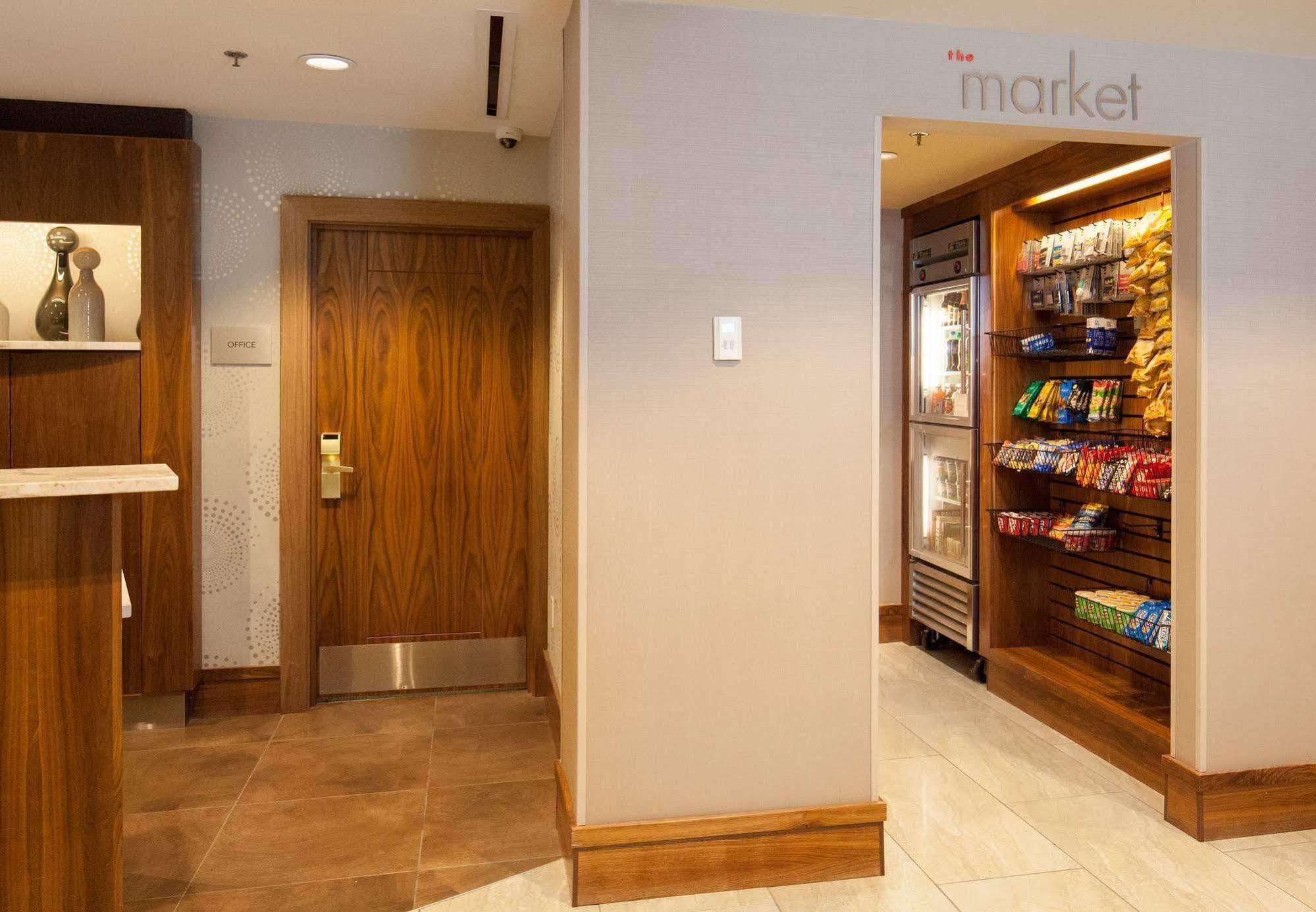 Hotel Courtyard By Marriott Airport/university