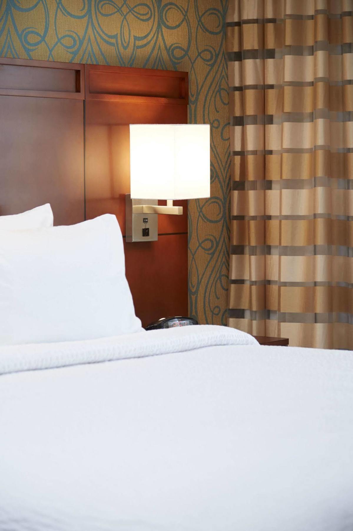 Courtyard By Marriott Airport/university Hotel