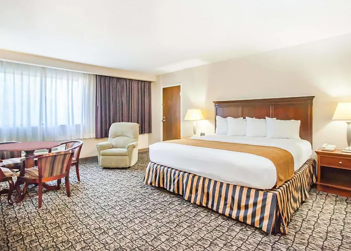 Clarion Inn - Airport University