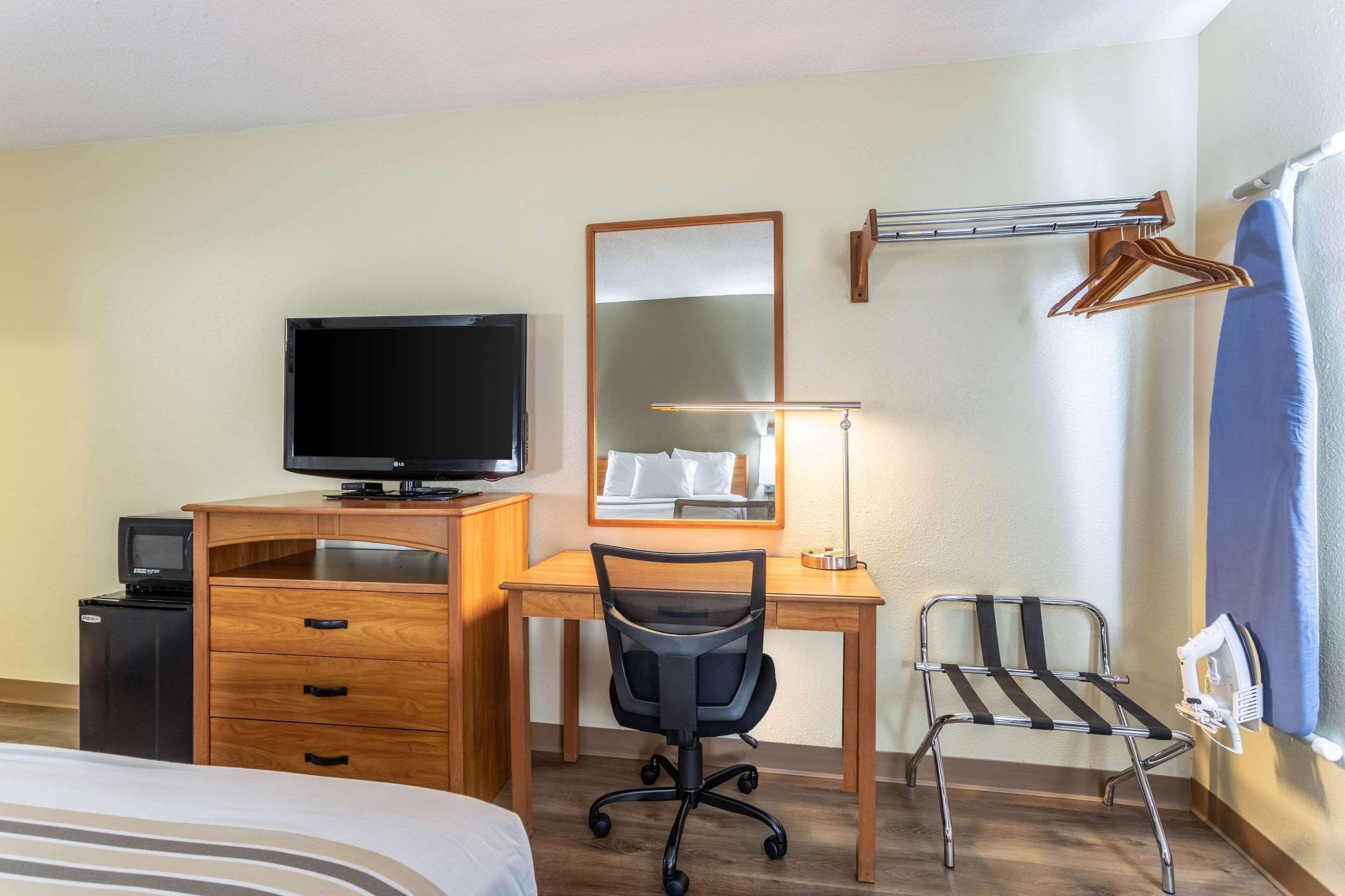 Econo Hotel