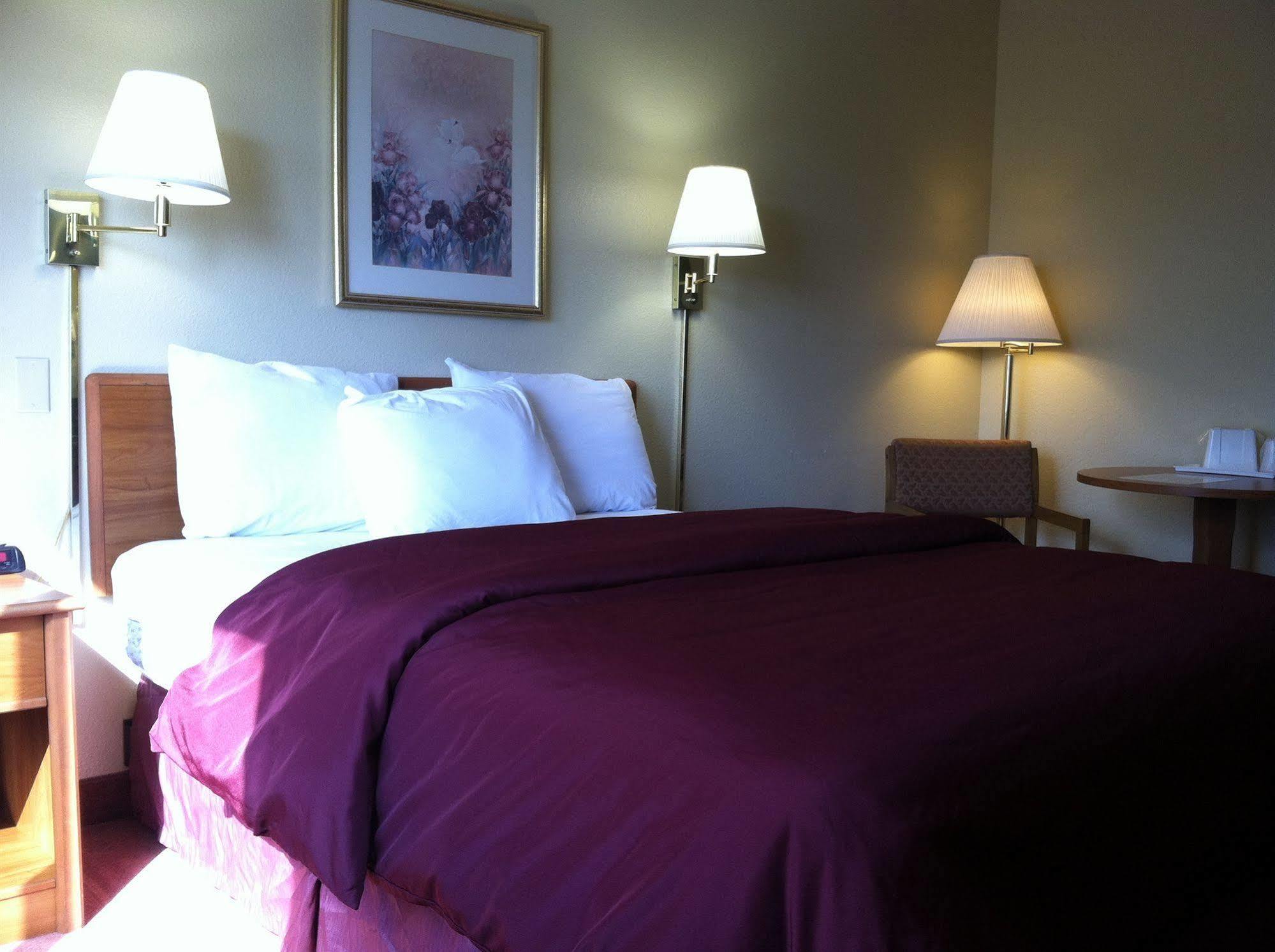 Econo Hotel 2*