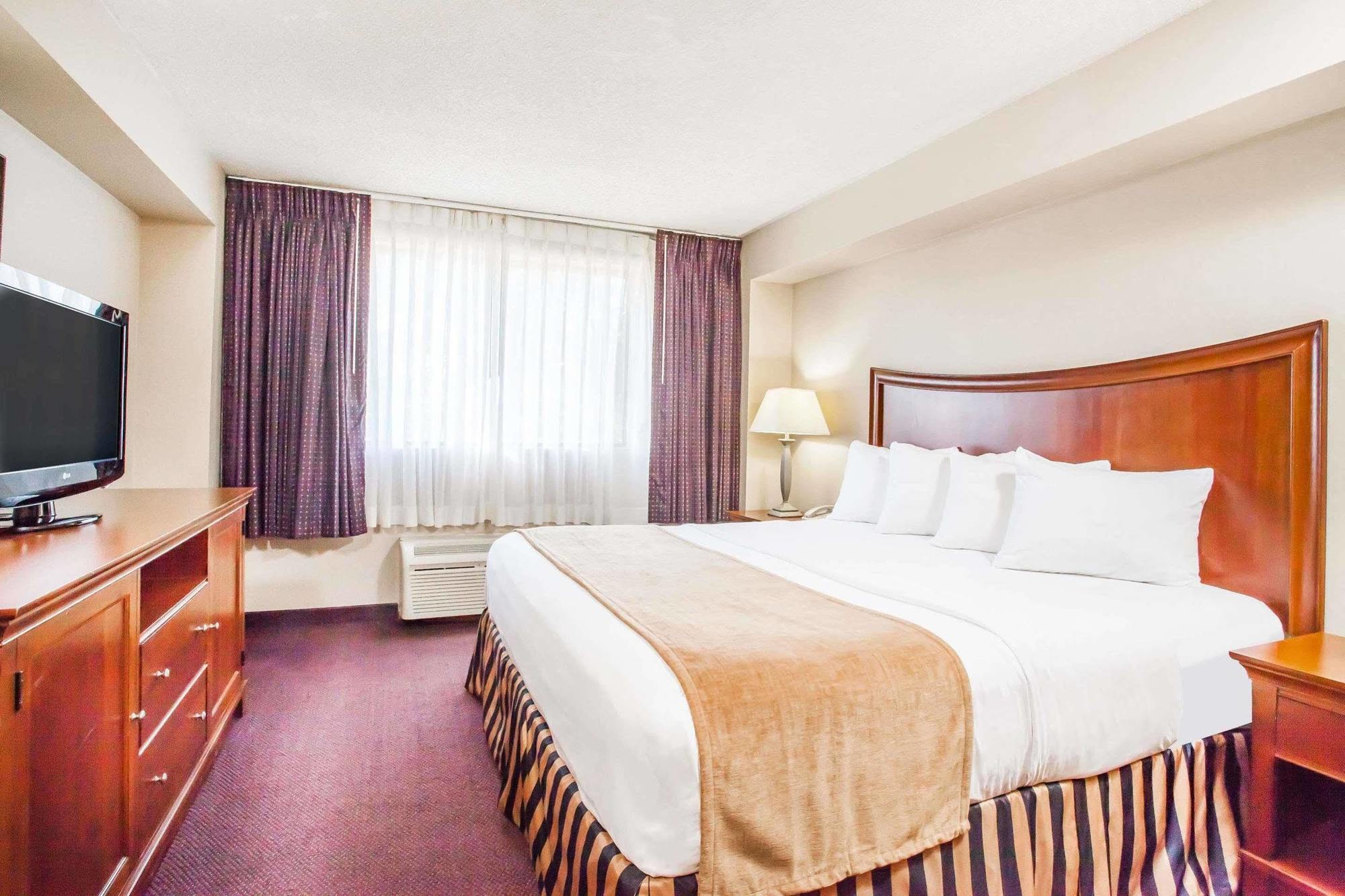 Hotel Clarion - Airport 3*