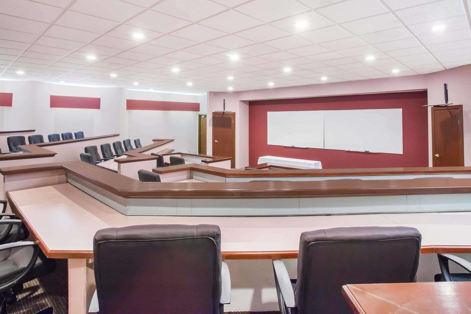 Clarion - Airport Hotel Ithaca