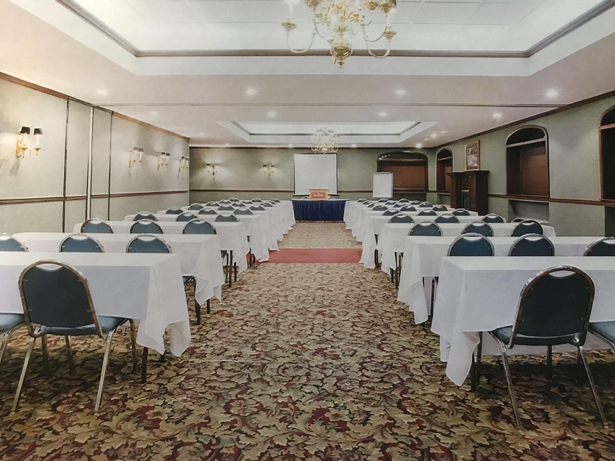 Hotel Clarion - Airport 3*